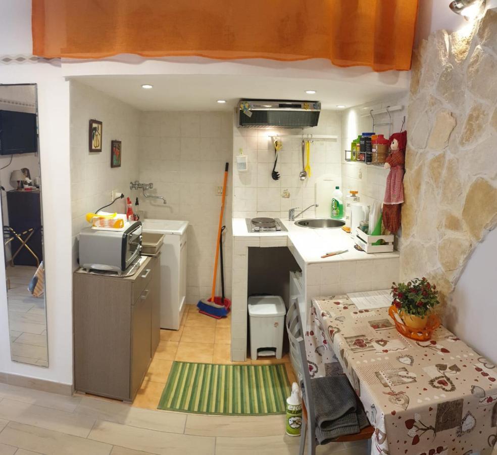 Giovanni S Little House Катания Екстериор снимка